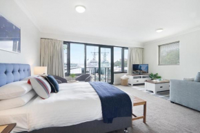 King size studio with water view, walk to the city